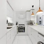 3-Bedroom Apartment Short Term Rental & Flexible Renting Limehouse With Free Wifi & Free Parking