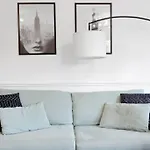 3-Bedroom Apartment Short Term Rental & Flexible Renting Limehouse With Free Wifi & Free Parking