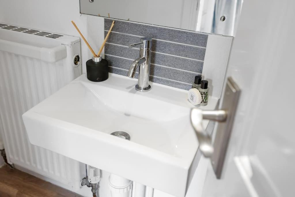 Appartamento 3-bedroom Short Term & Flexible Renting Limehouse With Free Wifi & Free Parking Londra