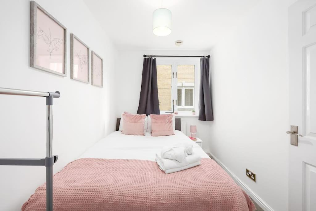 3-bedroom Short Term & Flexible Renting Limehouse With Free Wifi & Free Parking