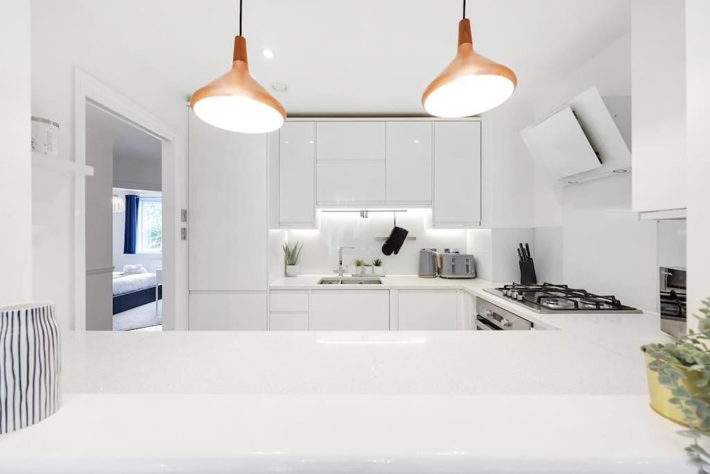 3-bedroom Short Term & Flexible Renting Limehouse With Free Wifi & Free Parking * Londra