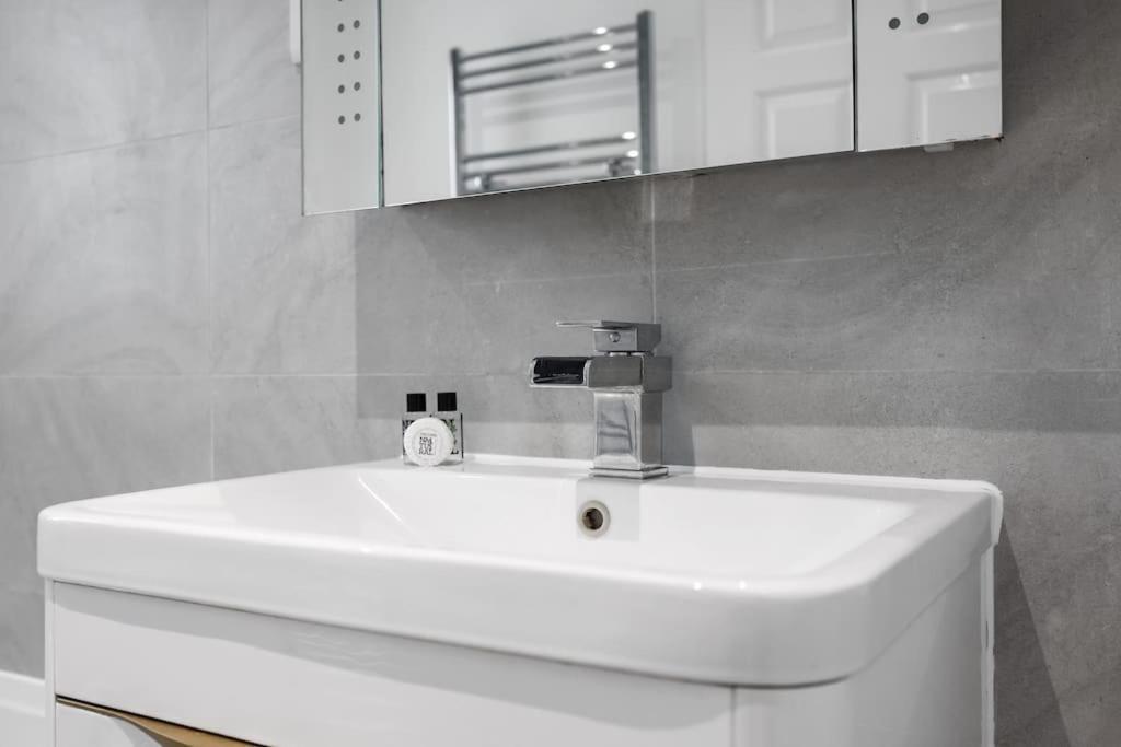 3-bedroom Short Term & Flexible Renting Limehouse With Free Wifi & Free Parking Appartamento