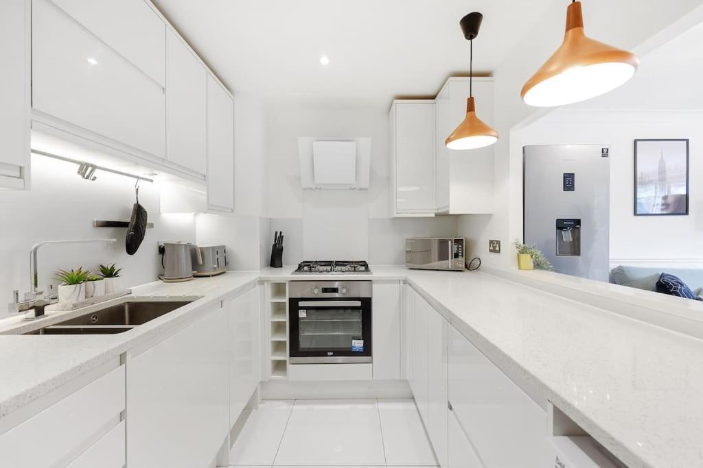 Appartamento 3-bedroom Short Term & Flexible Renting Limehouse With Free Wifi & Free Parking Londra