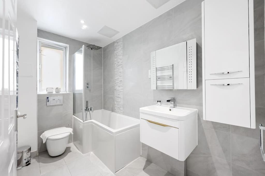 3-bedroom Short Term & Flexible Renting Limehouse With Free Wifi & Free Parking Londra