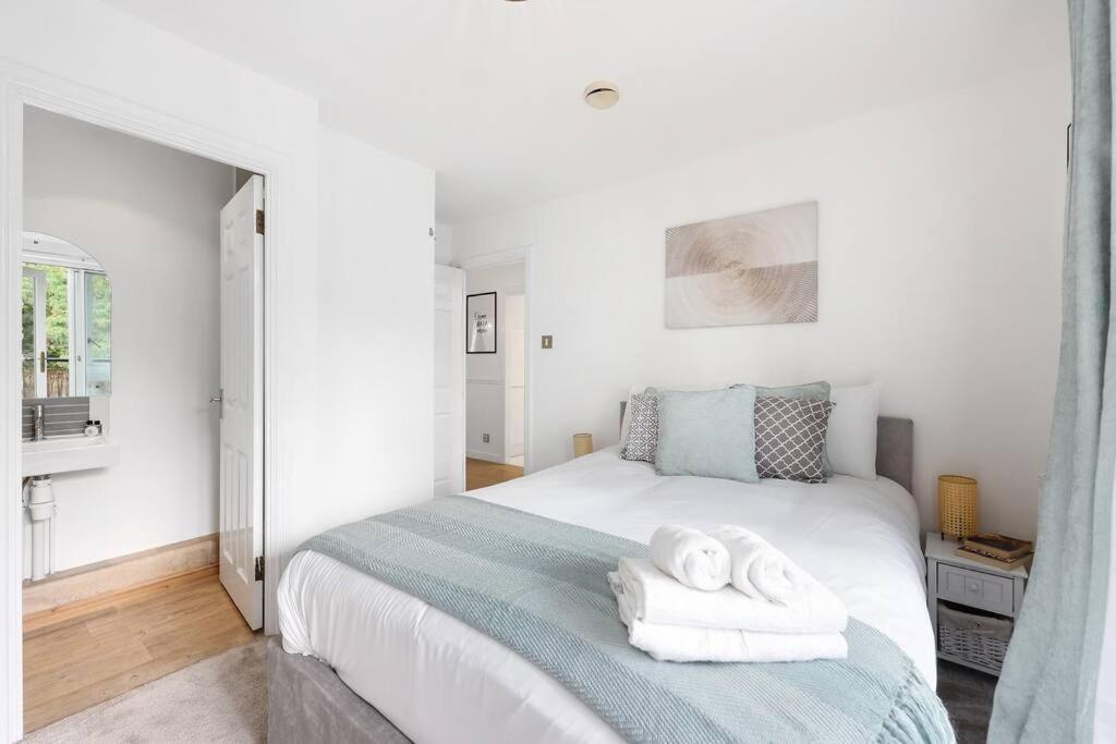 Appartamento 3-bedroom Short Term & Flexible Renting Limehouse With Free Wifi & Free Parking Londra