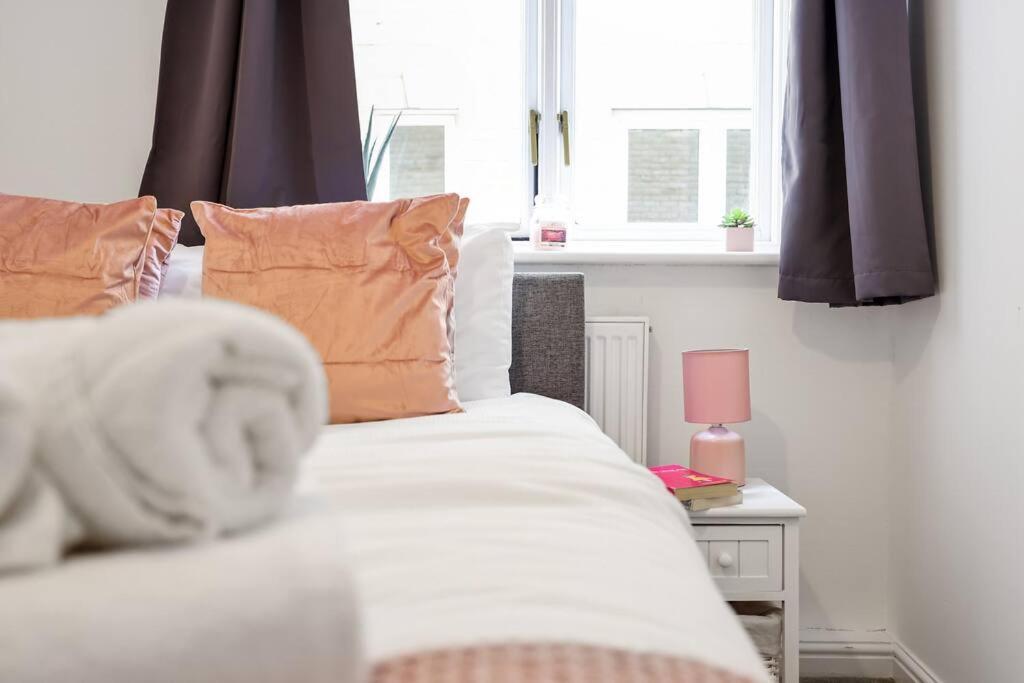 3-bedroom Short Term & Flexible Renting Limehouse With Free Wifi & Free Parking Londra